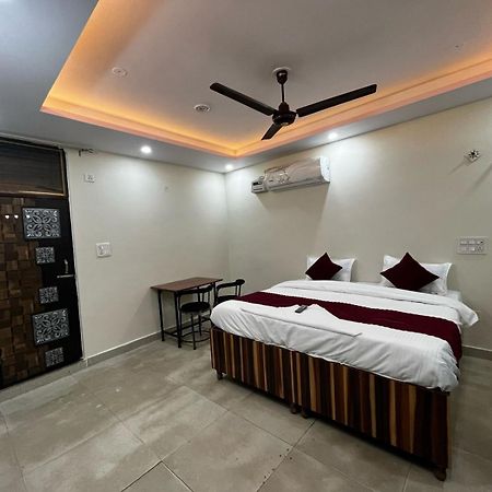 The Tree House Hotel New Delhi Bagian luar foto